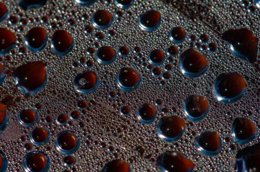 Su kabarcıklarını andıran eşsiz buhar damlası tasarımı kahve veya çay demlerken görsel olarak çekici ve rahatlatıcı bir etki yaratarak sıcak içeceklerden zevk almanın genel deneyimini geliştirir.