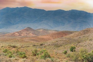 Red Boguty Dağları 'nda çarpıcı bir günbatımının tadını çıkarın. Doğanın şaheserinde bir renk senfonisi deneyimleyin. Bu nefes kesici alanda canlı ateş efektleri yakala.