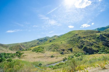 Doğanın sükunetini ve güzelliğini hisset. Nehrin kayalık kanyonda nasıl zarifçe aktığına bakın. Kendini dağlık arazinin çarpıcı manzarasına daldır..