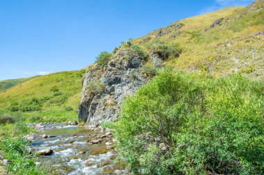 Nehrin dingin akışı görkemli kanyondan geçiyor. Etrafındaki dağların doğal güzelliği. Doğanın tüm ihtişamıyla, huşu uyandıran gücünü ve dinginliğini tecrübe et..