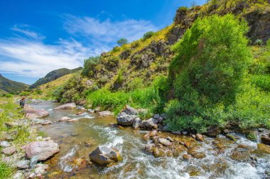 Kayalık kanyondaki doğal güzelliğin tadını çıkar. Nehrin dağların kalbinden zarifçe akışını izle. Bu manzaralı yolculukta muhteşem manzaralar sizi bekliyor..