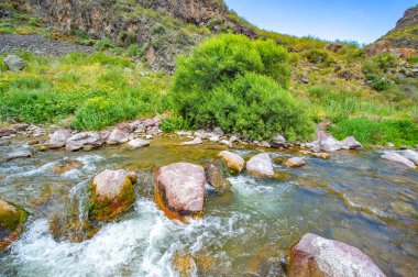 Kayalık kanyondaki doğal güzelliğin tadını çıkar. Nehrin dağların kalbinden zarifçe akışını izle. Etrafını saran görkemli manzaranın tadını çıkar..