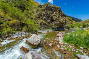 Nehrin dingin akışını kayalık bir kanyonda hissedin. Dağların kalbindeki doğanın çarpıcı güzelliğinden büyülen. Kendini sakin ve huzurlu bir ortama daldır..