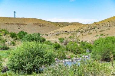 Doğanın hayranlık uyandıran güzelliğinin tadını çıkar. Nehrin kayalık kanyonda nasıl zarifçe aktığına bakın. Kendini dağın etrafındaki sükunete daldır..