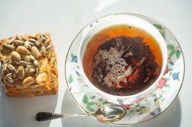 İthal mallar satın alınabilir. Dünyanın her yerinden kaliteli ürünler. Seçmek için eşsiz ürünlerin çeşitliliği.