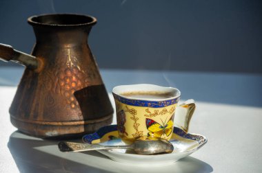 Çin porselen bardaklarında geleneksel Türk kahvesinin tadını çıkarın. Espressonla kendine tatlı, şekerli bir ziyafet çek. Benzersiz bir kahve makinesinde servis edilen Türk kahvesinin tadını çıkarın.