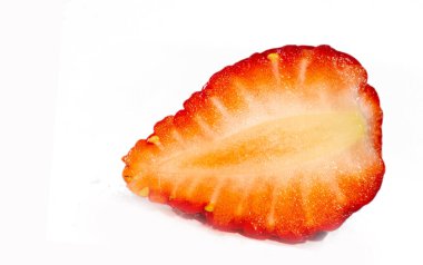 Taze ve parlak bir görünüm için beyaz arka planda çilek resmi. Sağlığı arttırmak için C vitamini ile formüle edilmiş. Isırdığında aromayla patlayan sulu bir doku.