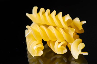 Kaliteli buğdaydan yapılmış lezzetli İtalyan fusilli makarna. Fusilli Sorrento popüler bir öğle yemeği yemeğidir. Altın renginin ve gerçek İtalyan makarnasının tadını çıkar..