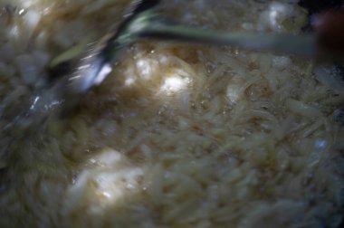 Geleneksel pilavı bir kazanda kızartılmış soğanla hazırlama yöntemi yemeğe zengin ve aromatik bir tat verir. Karamelize soğan genel lezzet profiline derinlik ve karmaşıklık ekler..