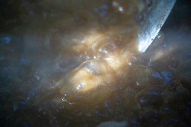 Geleneksel pilavı kazanda kızartılmış soğanla hazırlama yöntemi pilava zengin ve aromatik bir tat verir. Soğanlar yemeğe derinlik ve tatlılık ekler..