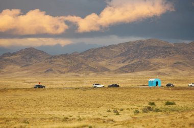 Steppe, Prairie, sade, pampa. Gözlerinin önünde büyüleyici bir manzara beliriyor! Güneş zarif bir şekilde ovanın uçsuz bucaksız boşluğunda batıyor, gökyüzünü canlı renklerle boyuyor.