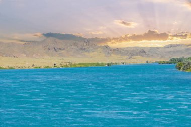 Doğanın kucağında sessizlik ve sükunet. Güneş nehrin üzerinde batarken gökyüzünün çarpıcı renklerini izleyin. Akan suyun ve hışırdayan yaprakların rahatlatıcı seslerini dinle..