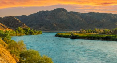 Doğanın gücünün güzelliğini hisset. Kıyılarında saklı mücevherler keşfedin. Rahatlatıcı sesleri dinleyerek sakinleş..