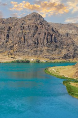 Sıcak yaz günlerinde nehirde ferahlatıcı bir yüzüşün tadını çıkarın bozkırda akan nehrin doğal güzelliğini keşfedin ve muhteşem uçurumlar ve manzaralarla çevrili su kenarında dinlenin.