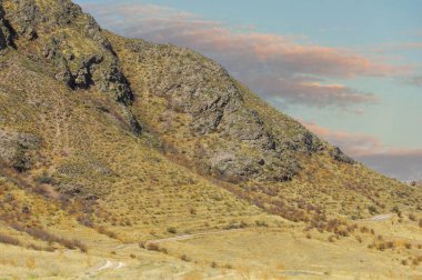 Erozyon ve yıpranma sonucu oluşan eşsiz jeolojik oluşumlar. Bozkırın çarpıcı doğal güzelliği. Zorlu ortamlara uyum sağlamış çeşitli bitki ve hayvanlara ev sahipliği yapar..