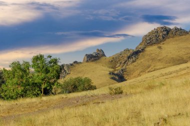 Dağlardan akan görkemli nehri keşfedin. Rafting ve nehirde balık tutmak gibi çeşitli aktivitelerin tadını çıkarın. Yaz bozkırındaki doğanın güzelliğinin tadını çıkar. Saklı taşları keşfetmek vahşi hayat