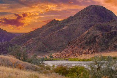 Bozkırın el değmemiş doğal güzelliğini hisset. Uçurumlar boyunca yürü ve muhteşem günbatımına tanık ol. Kurulan nehirleri ve vahşi doğada saklı mücevherleri keşfedin..