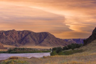 Bozkırın nefes kesici manzarasının tadını çıkar. Vurucu uçurumlar boyunca yürü ve kıvrılan nehre tanık ol. Gün batımının çarpıcı renklerini en dramatik halleriyle yakalayın. Doğayı tecrübe et.