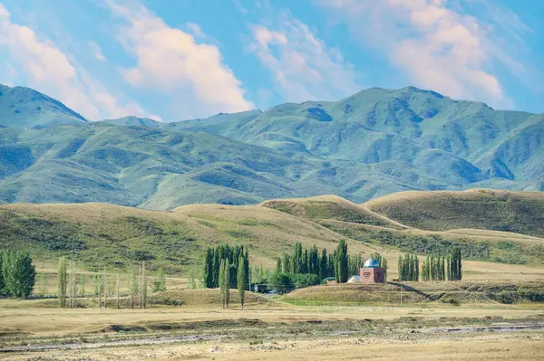 Yazın görkemli dağların eteklerinin güzelliğini keşfedin. Nefes kesici manzaraların ve açık hava maceralarının tadını çıkar. Kendini doğaya ver ve rahatlık ve sükunetin tadını çıkar..