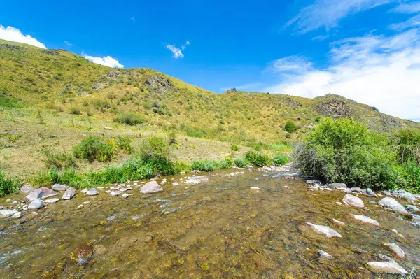 Kayalık kanyondaki doğal güzelliğin tadını çıkar. Nehrin dağların kalbinden nasıl zarifçe aktığını görün. Kendinizi nefes kesici manzaraya ve sükunete daldırın..