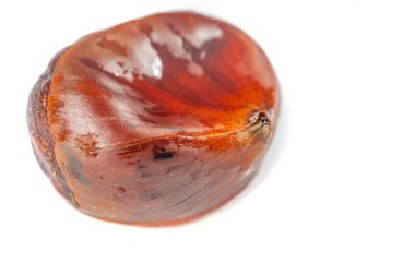 Doğanın güzelliğini minimalist bir ortamda tecrübe et. Bu yakın plan fotoğrafta sadeliğin ve zerafetin özünü yakalayın. Doğanın yarattığı karmaşık tasarımı takdir et.