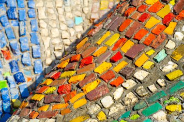 Şehir merkezinde mozaik sanatının canlı gösteriminin tadını çıkarın. Kendinizi renklerden ve şekillerden oluşan bir kaleydoskopa daldırın. Yaratıcılığını ve kendini ifade etmesini gösteren büyüleyici bir sanat eseri.