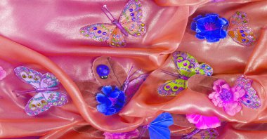 Kusursuz. Kumaşın mavi ve kırmızı renkleri flora ve fauna ile işlenmiş. Moda illa etiketlerle ilişkilendirilmek zorunda değil. İçinden gelen başka bir şeyle ilgili.