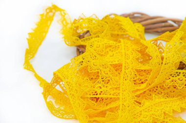 Kıyafetine sarı dantelli kurdele de ekle. Dar şerit çeşitli terzilik ve DIY projelerinde kullanılabilir. Her ürüne zarafet ve kadınlık katar..