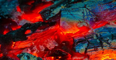 Şöminede yangın var. Çekici birini bulduğumuzda, gözbebeklerimiz büyür ve diğer kişiye bilinçaltı işareti göndeririz. Kamp ateşinin sıcacık ışığında, gözbebeklerimiz doğal olarak büyür..