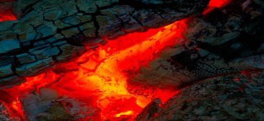 Şöminede yangın var. Gerçek bir yangında çok romantik bir şey vardır, ama neden? Bu dans eden alevi neden arzu havası ile ilişkilendirdiğimizi tahmin ediyoruz.,