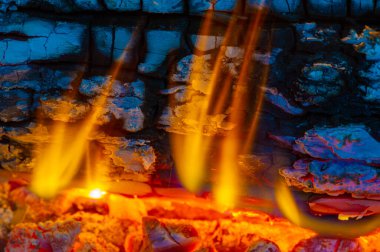 Hızlı ve etkili bir şekilde tutuşan yenilikçi bir yangın başlatıcı. Tüm açık hava ihtiyaçlarınız için güçlü ve uzun süreli bir alev yaratır. Kamp yapmak, hayatta kalmak ve kamp ateşi yakmak için ideal..