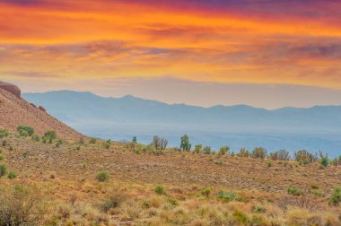 Red Boguty Dağları 'nın nefes kesici güzelliğini tecrübe edin. Gün batımını izle. Gökyüzünde çarpıcı bir renk oyunu yaratıyor. Unutulmaz anları yakala ve unutulmaz anılar yarat.
