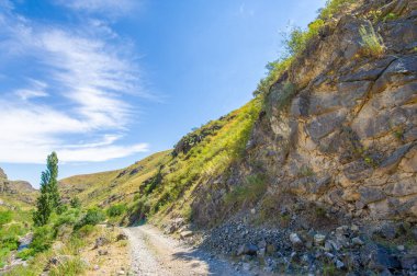 Engebeli araziyi ve nefes kesici manzaraları keşfedin. Dik yamaçlarda ve kayalık yollarda kendinizi zorlayın. Dağ yolundaki off-road macerasının heyecanını yaşayın..