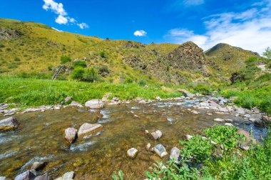 Doğanın baş yapıtının çarpıcı güzelliğinin tadını çıkarın. Nehrin kayalık kanyonda zarafetle akışını izle. Etrafını saran dağların dinginliğinde kaybol..