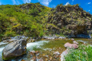 Görkemli bir kanyonda akan bir nehrin dinginliğini hisset. Tüm ihtişamıyla doğanın çarpıcı güzelliği ile çevrenizi sarın. Huzur ve sükuneti bul