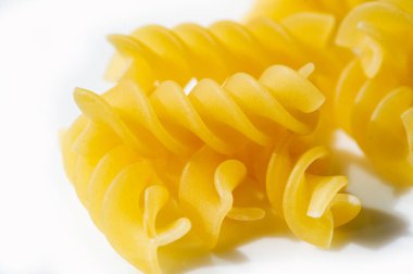 Otantik İtalyan fusilli makarna, buğdaydan yapılır. Altın rengi. Lezzetli bir yemek için ideal. Bu klasik makarna şekliyle masana İtalya 'nın tadını getir..