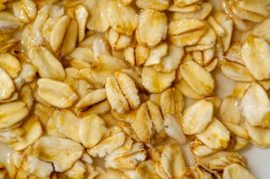 Her sabah kapınıza yeni hazırlanmış yulaf ezmesi getiriliyor. Yulaf lapanız için çeşitli çeşnilerden ve malzemelerden seçin. Sağlıklı ve müsli seçenekleri mevcut