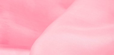 Bulanık pembe ipek kumaş. Kalabalıktan canlı bir renkle uzaklaşın. Işığı yansıtan parlak dalgalar, enfes sofistike dalgalar. Bu sıcak pembe ipek krep de chine.