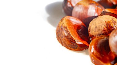 Kestane tabağımızla sonbaharın sıcacık aromalarının tadını çıkar. Sonbahar toplantıları ve yemek partileri için mükemmel. Bu zarif sunumla sonbaharın cazibesinin tadını çıkar..