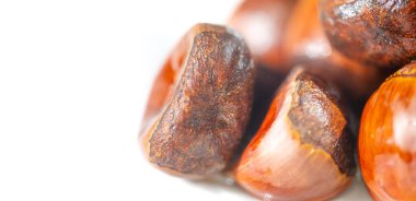 Kendinizi sonbaharın sıcak atmosferine daldırın. Kavrulmuş kestanenin rahatlatıcı tadını çıkar. Bu nostaljik muameleyle sıcak ve rahat bir atmosfer yarat..