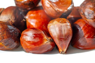 Sonbaharın güzelliğini kestane ağaçlarının çarpıcı görüntüleriyle yaşayın. Bir fotoğrafta sezonun özünü yakalayın. Kendinizi bu nefes kesici görüntüyle huzurlu bir sonbahar anına taşıyın..