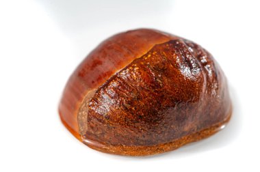 Aksan olarak güzel kestane tasarımı. Temiz beyaz bir arkaplan karşısında doğal tonlar basit ve zarif bir görünüm yaratır. Gösterişsiz cazibeyi takdir edenler için idealdir..