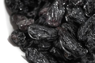 Kabarık siyah kuru üzümler yemeklere derinlik ve tatlılık ekler. Hem lezzetli hem de tatlı tarifler için çok yönlü bir malzeme. Bu lezzetli kuru üzümlerle aşçılığını arttır..