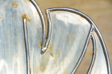 Her havuza zarafet ve incelik katar. Uzun süreli güzellik için paslanmaz çelikten yapılmış. Güneş ışığını ve suyu yansıtıyor ve havuzda çarpıcı bir görsel etki yaratıyor..