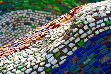 Şehrin etrafındaki canlı mozaik fayansların tadını çıkar. Kendinizi renklerden ve şekillerden oluşan bir kaleydoskopa daldırın. Sokak sanatının güzelliğini keşfedin..