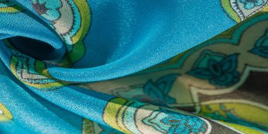 çok renkli ipek kumaş, yeşil arka planda desenler var, kraliyet deseni. Versailles eğilimleri. Jacquard deseni. doku arkaplanı