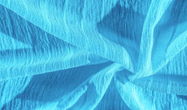 İpek kumaş. Mavi buruşuk kumaş dokusu. Mavi buruşuk, dalgalı yüzey dokusu. Yakın çekim, yumuşak odaklanma. arkaplan, kalıp