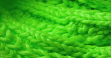 Yeşil örülmüş yün atkı. Büyük, tıknaz bir örgü. Muhteşem El Yapımı Yün Atkı - Derin Zümrüt Yaka - Sıcak Yeşil Boyun