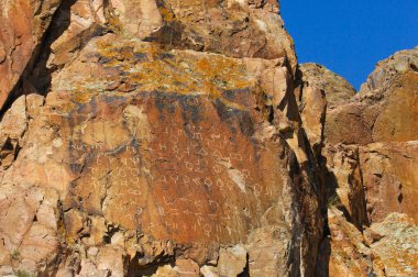 Bozkırda antik kaya resimleri keşfettim. Petrogliflerin tarihini ve kültürünü öğrenin. Petroglyph sahalarını ziyaret ederek doğal manzaranın güzelliğini keşfedin..