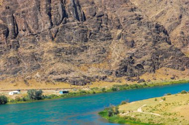 Ferahlatıcı su yaz sıcağında serinlemek için idealdir. Akan nehrin doğal güzelliği manzarayı tamamlar. Yüzme, balık tutma ve kıyılarda yürüme fırsatları